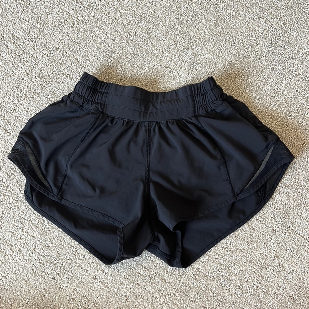 LULULEMON HOTTY HOT 2.5 INCH INSEAM (BLACK). SIZE: 2.